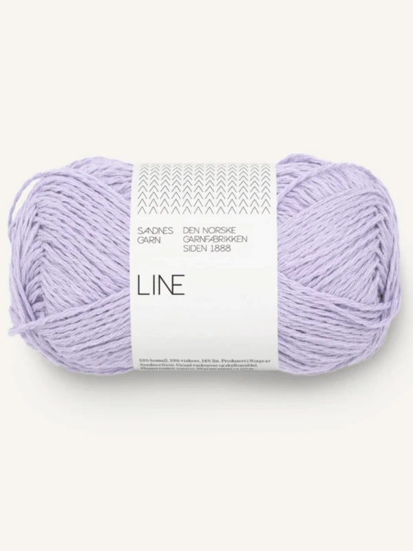 A skein of Sandnes Garn Line yarn for the Milly Sweater & Skirt Neuleohje Suomi +Sandnes Garn line set, labeled in Norwegian and wrapped in white, is displayed on a neutral background.