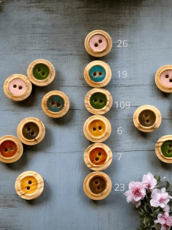 Kaunis puunappi maalatulla keskustalla – 20 mm